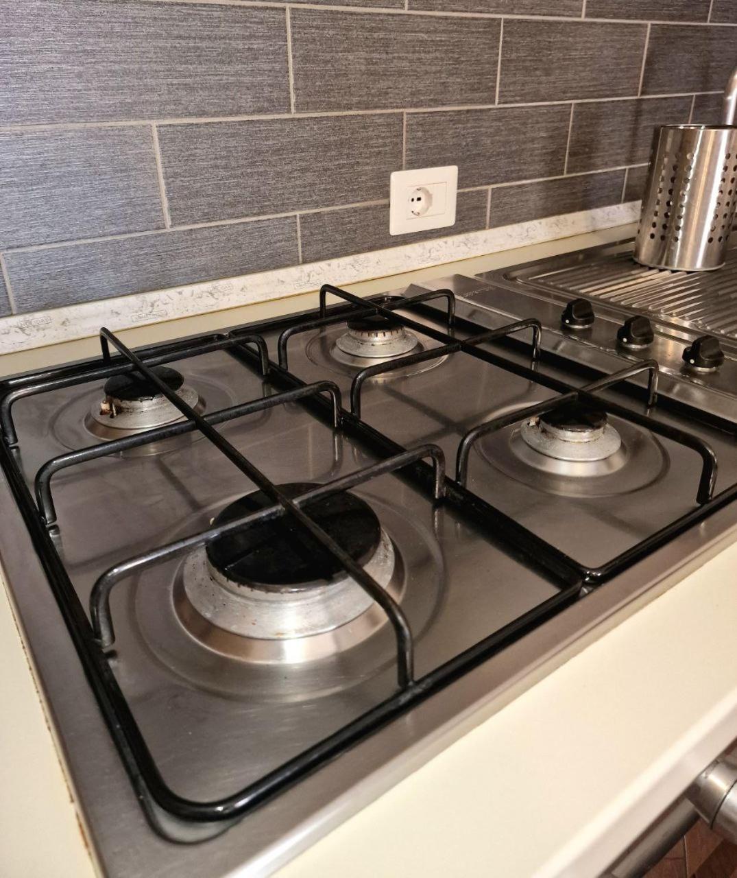 Domus Livio, 7 Min Fco Airport, Free Wifi, Garden Apartment, 2 Tv Hd Fiumicino Exterior photo